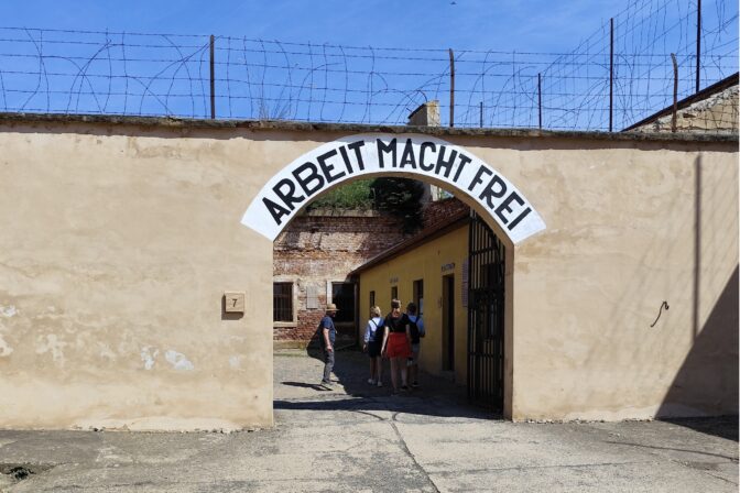 Vstupná brána Malej pevnosti v Terezíne s nápisom Arbeit macht frei