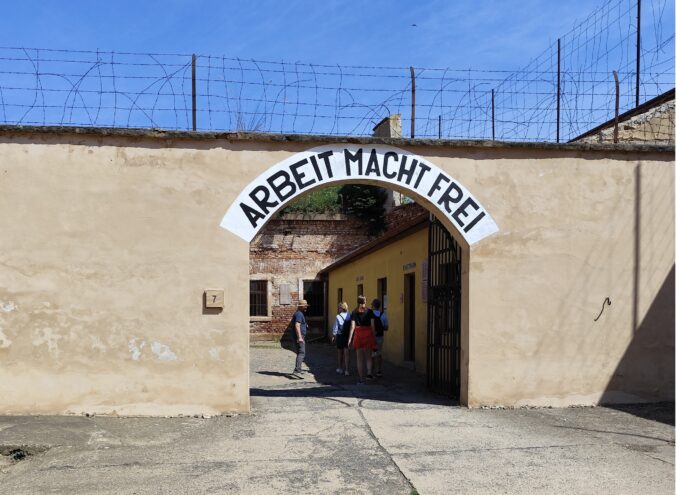 Vstupná brána Malej pevnosti v Terezíne s nápisom Arbeit macht frei