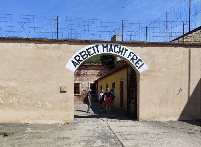 Vstupná brána Malej pevnosti v Terezíne s nápisom Arbeit macht frei