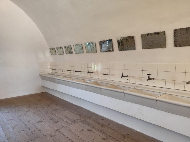 Miestnosť na holenie s pôvodnými zrkadlami a umývadlami, ktorú nacisti dali vybudovať pred príchodom delegácie Červeného kríža.