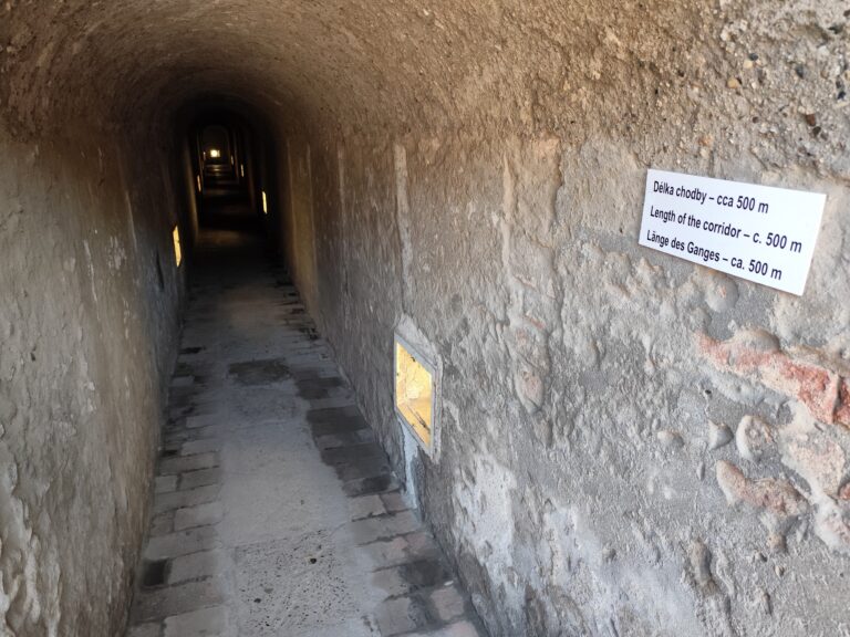 Súčasťou prehliadky Malej pevnosti je aj približne 500-metrový úsek historických podzemných chodieb, ktoré boli súčasťou unikátneho obranného systému pevnosti.