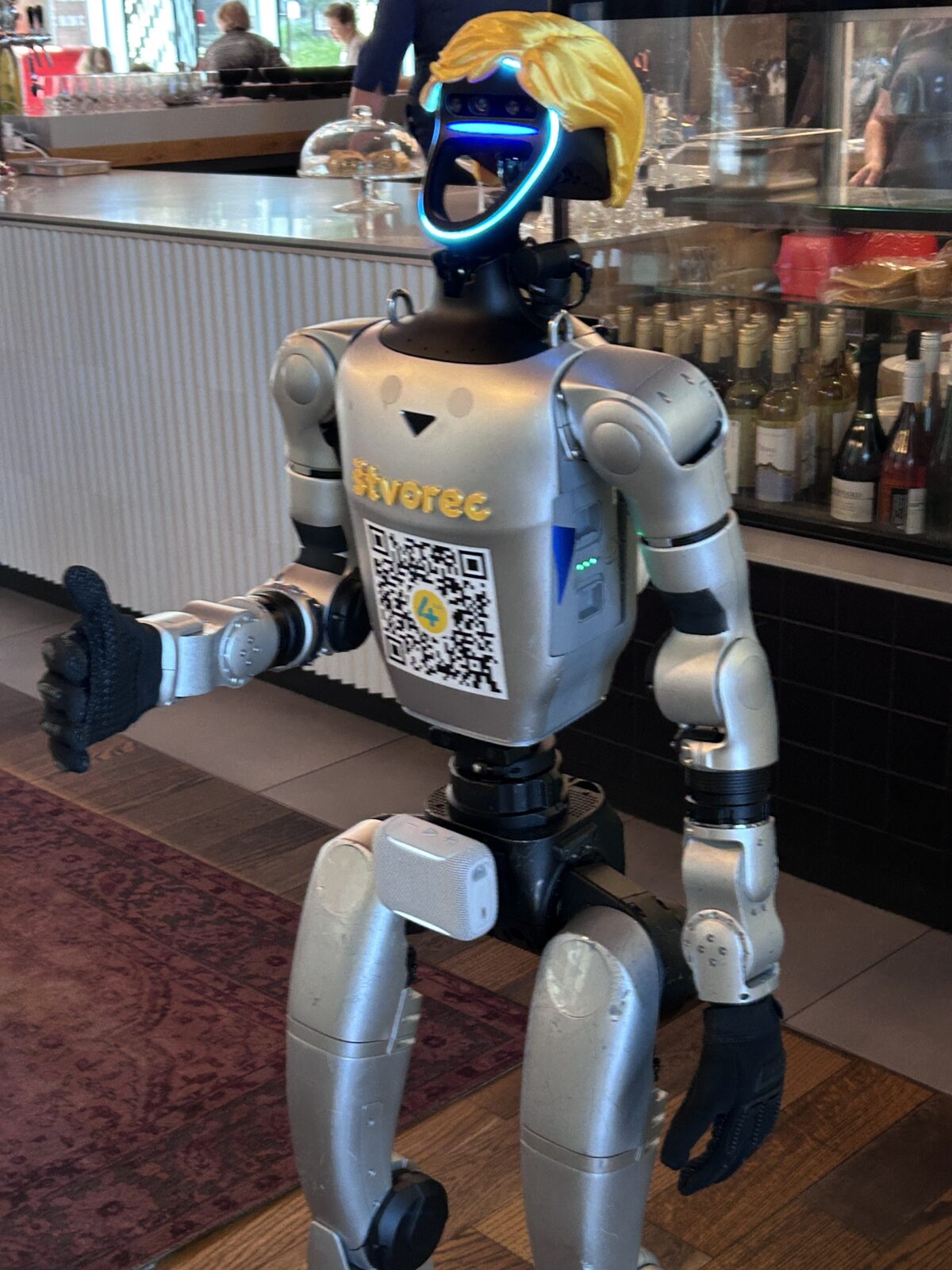 Robot Štvorec počas historicky prvej tlačovej konferencie na Slovensku moderovanej humanoidným robotom.