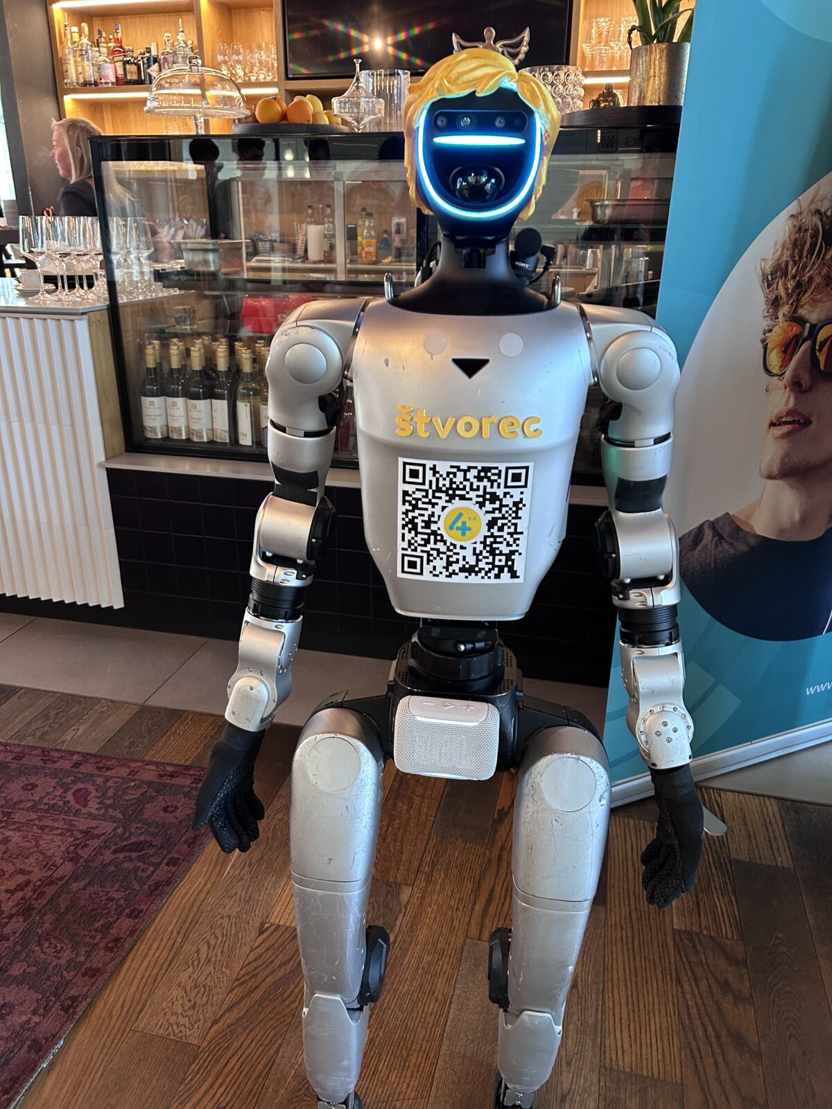 Humanoidný robot Štvorec moderoval prvú tlačovú konferenciu na Slovensku venovanú robotike a umelej inteligencii.