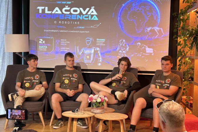 Tím Speshari zo SPŠ elektrotechnickej v Prešove predstavil na tlačovej konferencii svoje úspechy na RoboCupe v Južnej Kórei.
