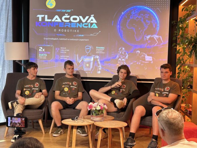 Robot moderoval tlačovú konferenciu. Slovensko zažilo premiéru, aká tu ešte nebola