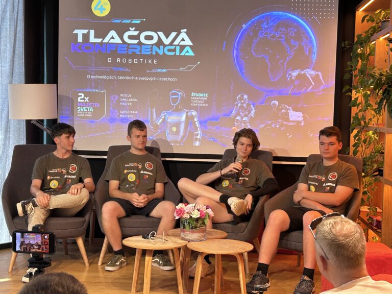 Tím Speshari zo SPŠ elektrotechnickej v Prešove predstavil na tlačovej konferencii svoje úspechy na RoboCupe v Južnej Kórei.
