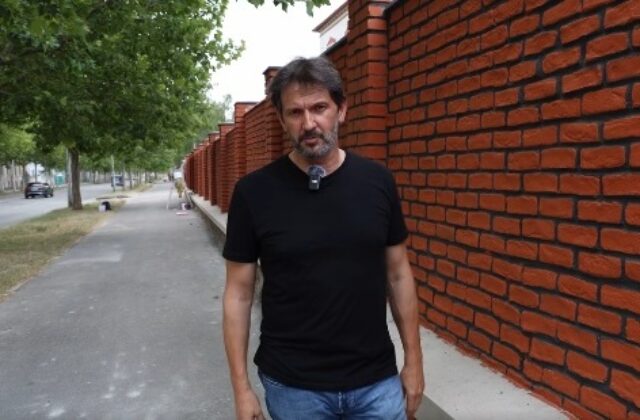 Progresívci kritizujú „fejkové“ tehly na múre a podali viaceré podnety. Šimečka nie je najostrejšia ceruzka v peračníku, reaguje Kaliňák – VIDEO, FOTO