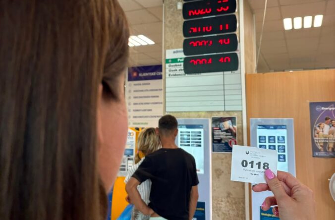 Okresný úrad Košice má novú službu, ktorá klientom umožňuje aj na diaľku sledovať poradie a čas čakania