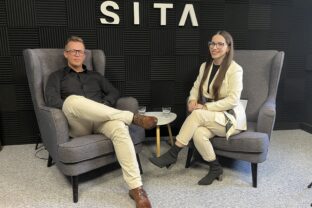 Moderátor Lukáš Dzivý počas rozhovoru pre SITA.