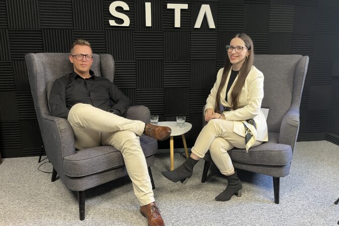 Moderátor Lukáš Dzivý počas rozhovoru pre SITA.