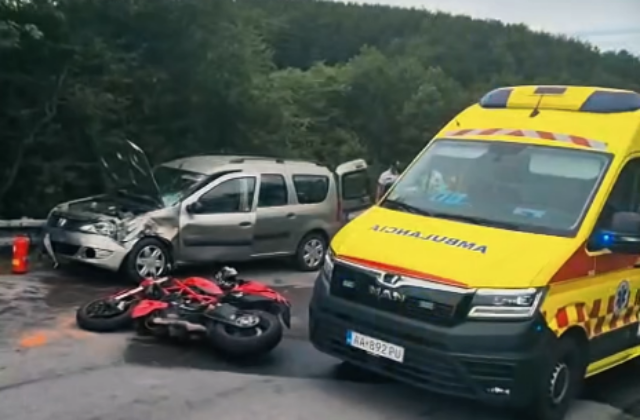 Tragická dopravná nehoda si vyžiadala život motocyklistu, zrazil sa s osobným autom v protismere – VIDEO