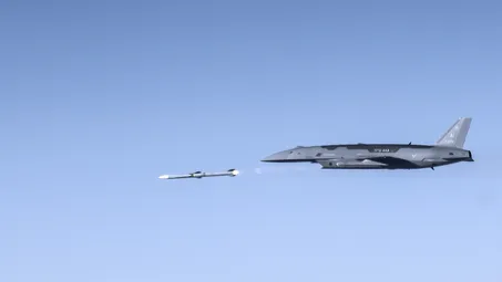 Okamih výstrelu AIM 120 zo stíhacieho dronu YFQ 44A