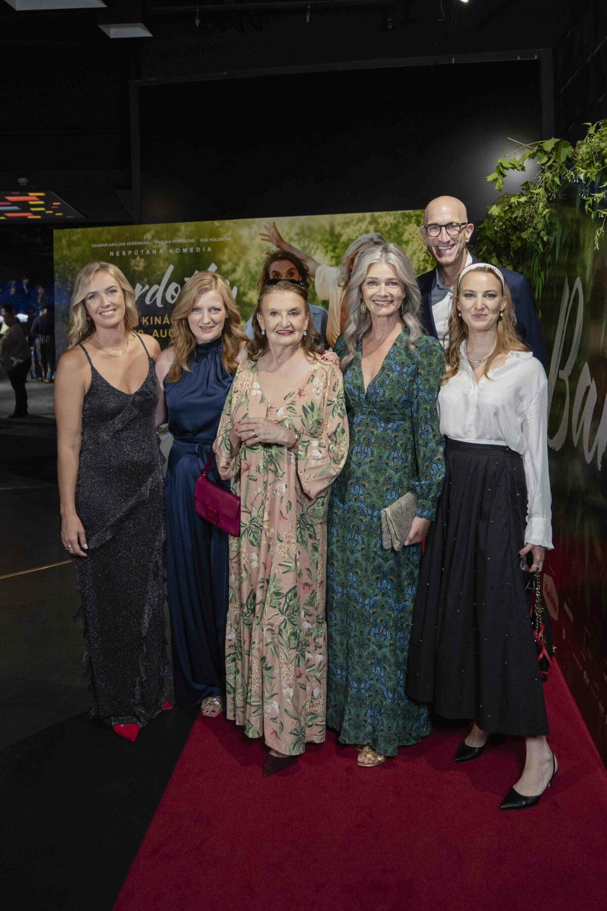 Pavlina porizkova s novomanzelom jeffom greensteinom eva holubova karolina holubova hana hendrychova a pavla krecmerova_foto bontonfilm.jpg