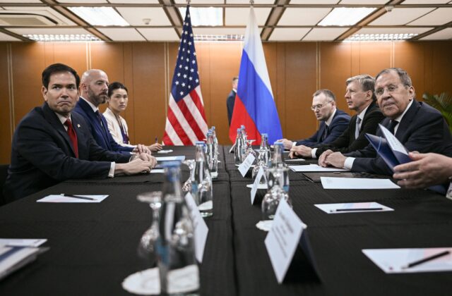 Lavrov varoval USA pred dodávkami zbraní Kyjevu, Európu obvinil zo snahy o strategickú porážku Ruska