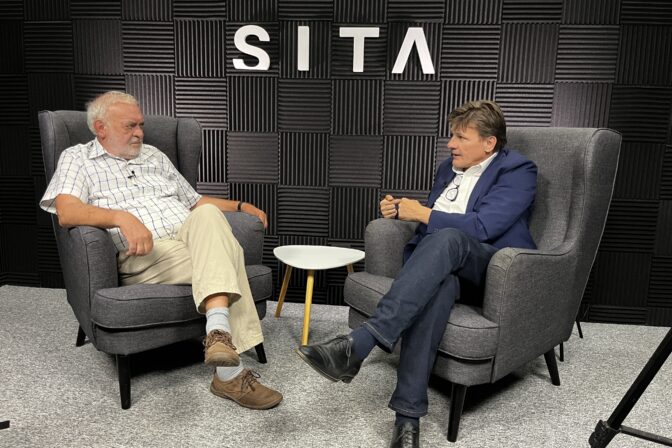 Poslanec Alojz Hlina počas rozhovoru pre agentúru SITA.