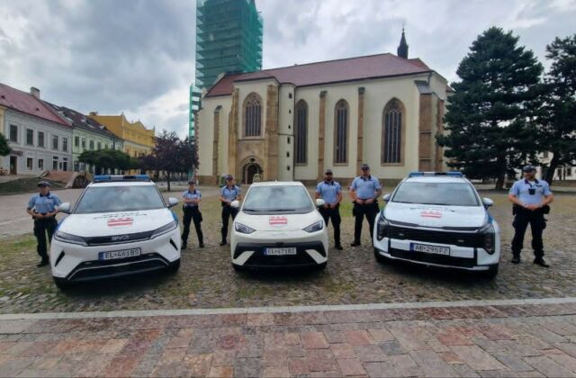 Mestská polícia v Prešove zaradila do služby tri nové vozidlá, jedno z nich už páchateľ stihol poškodiť – FOTO