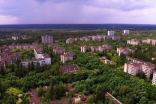 Letecký pohľad na opustené mesto Pripiať pri Černobyle, ktoré po jadrovej havárii postupne pohltila príroda.