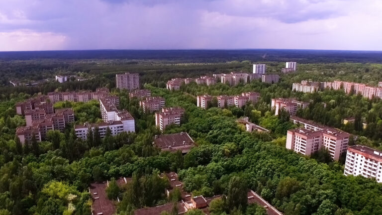 Letecký pohľad na opustené mesto Pripiať pri Černobyle, ktoré po jadrovej havárii postupne pohltila príroda.