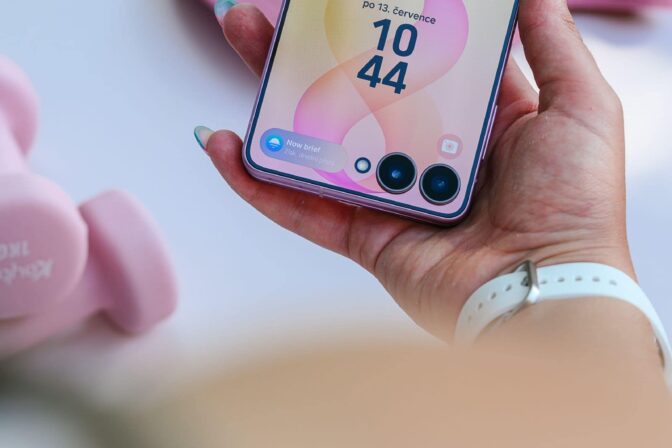 Galaxy Z Flip8 prekvapuje: Kompatibilita s AirDropom a revolučný vonkajší displej