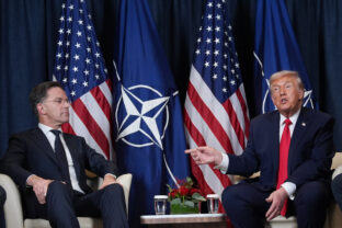 Šéf NATO Mark Rutte a americký prezident Donald Trump.