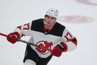 Slovenský obranca Šimon Nemec v drese New Jersey Devils odkiaľ prestúpil do Calgary.