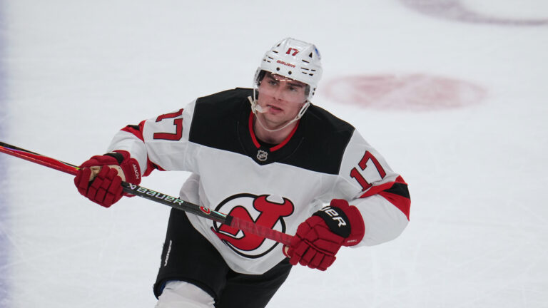 Slovenský obranca Šimon Nemec v drese New Jersey Devils odkiaľ prestúpil do Calgary.