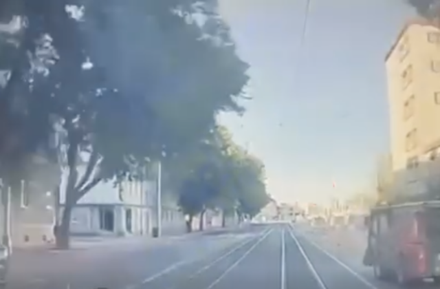 Električka sa v Bratislave zrazila so zametacím vozidlom, vodič skončil v nemocnici – VIDEO