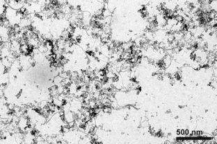 Snímok z transmisnej elektrónovej mikroskopie (TEM) zmesi farby s uhlíkovou čerdou a uhlíkovými nanotrubicami, ktorá vytvára tento ultratmavý efekt optickej čiernej diery.
