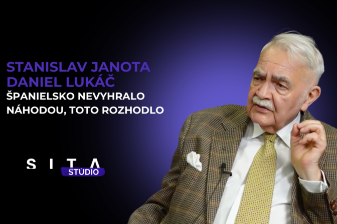 Stanislav Janota v diskusii s Danielom Lukačom počas nahrávania novej epizódy video podcast Konzervatívna kaviareň o futbalových MS.