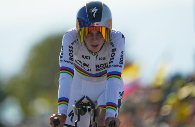 Evenepoel ovládol časovku na Tour de France, z náskoku Pogačara ukrojil cenné sekundy