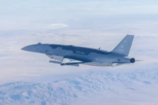 USA úspešne otestovali autonómnu stíhačku, ktorá prvýkrát samostatne vypálila raketu
