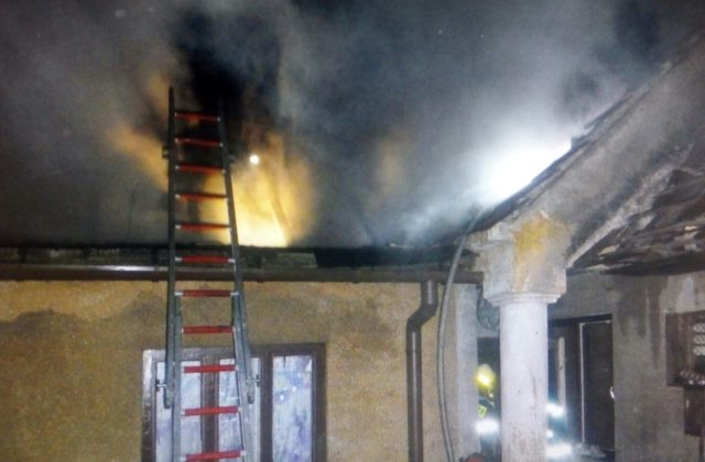Požiar dvoch obydlí v Lipanoch sa skončil tragicky, vyžiadal si jednu obeť