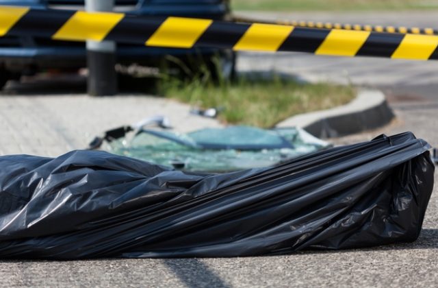 Náraz do stromu neprežil vodič Mercedesu, záchranári mu už nedokázali pomôcť