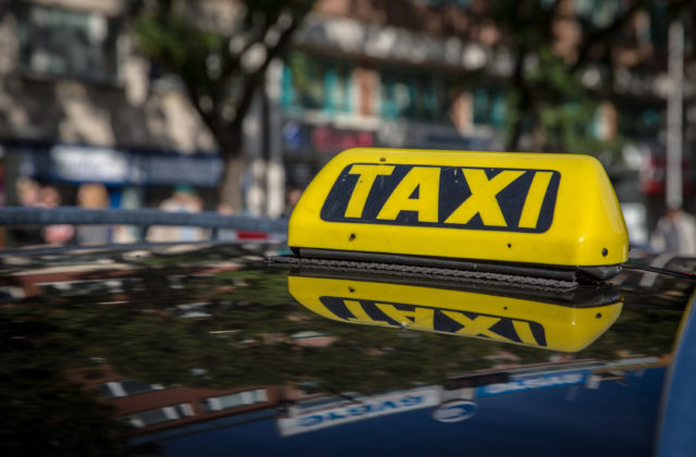 Taxikára v Bratislave napadli tri ženy a muž. Zaútočili lopatou a vyhrážali sa mu s mačetou odseknutím hlavy