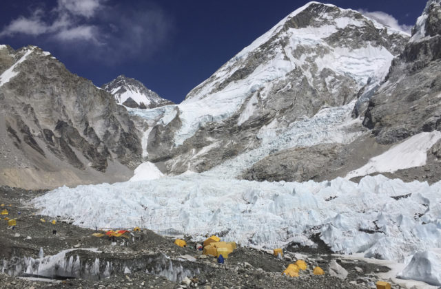 Mount Everest je veľmi znečistený, armáda odstraňuje tony odpadu a ľudské pozostatky