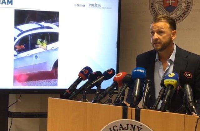 Pred domom Pellegriniho prešlo BMW s dieťaťom v kukle a zbraňou v ruke, minister Šutaj Eštok ukázal video