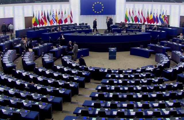 Európska ľudová strana získala podľa najnovších výsledkov 190 kresiel, môže sa stať najväčšou frakciou v europarlamente