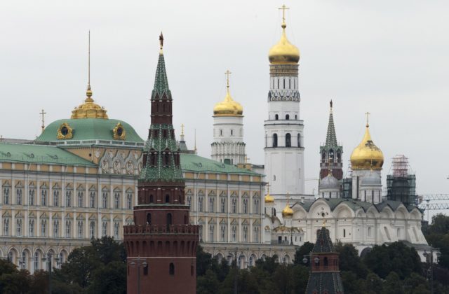 Vysokopostavení ruskí funkcionári majú zákaz rezignovať na svoje posty, tvrdí investigatívny novinár
