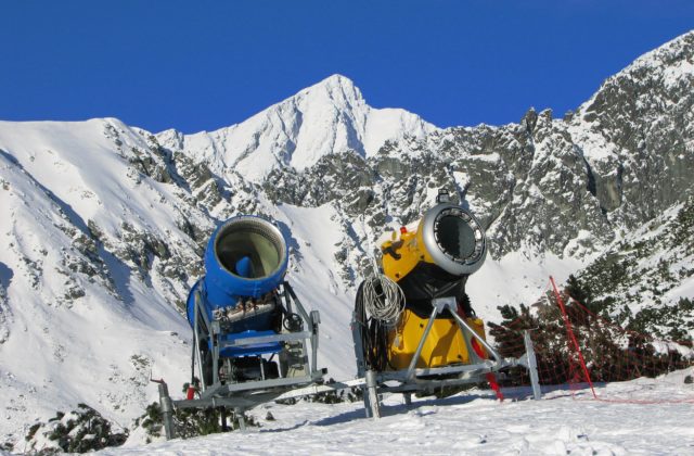 Najväčšie lyžiarske strediská v Tatrách opäť zasnežovali, na zjazdovky sa môže vybrať viac ľudí