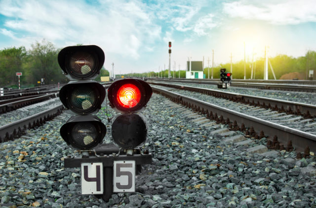 Cyklistka ignorovala znamenia na železničnom priecestí, zachytil ju vlak