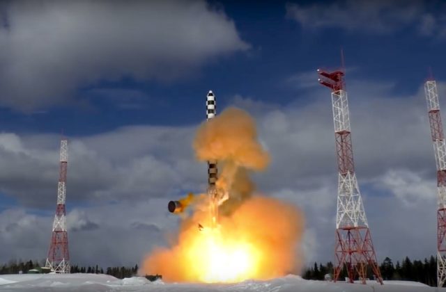 Rusko uviedlo do stavu bojovej pripravenosti medzikontinentálne balistické rakety Sarmat, unesú najmenej desať hlavíc