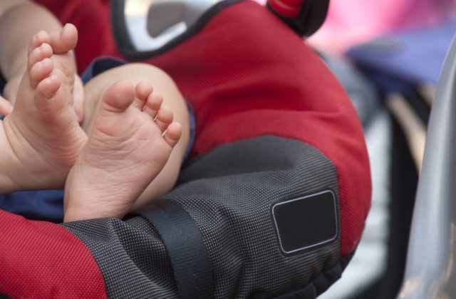 Žena nechala v uzamknutom aute dvojmesačné dieťa, hrozí jej trest tri až 10 rokov za mrežami