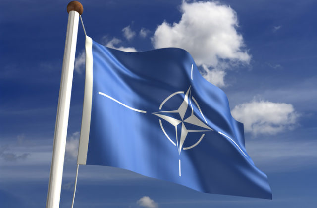 Kanada a európske členské štáty NATO vlani rekordne zvýšili svoje výdavky na obranu
