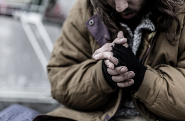 Vysoká inflácia na Slovensku zvyšuje počet bezdomovcov, opatrenie k nocľahárňam sa preto predĺži