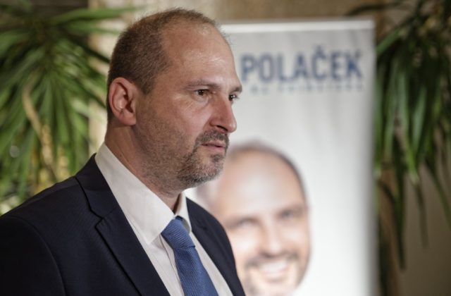 Poslanci mestského zastupiteľstva v Košiciach deklaratórne vyslovili nedôveru primátorovi Polačekovi