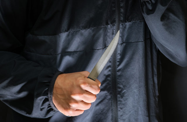 Za útok nožom na ulici v Prievidzi hrozí 32-ročnému mužovi desať rokov väzenia, vinia ho z ublíženia na zdraví