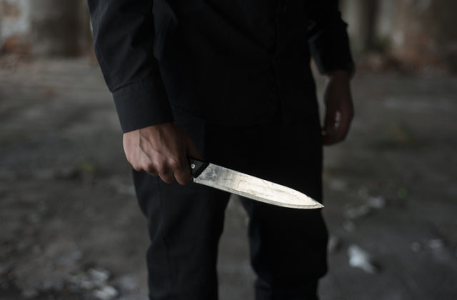 43-ročný Popradčan sa vyhrážal žene prepichnutím nožom, skončil v cele policajného zaistenia