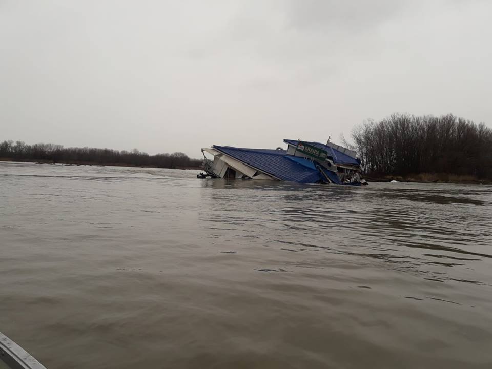 Odtrhnutý pontón na Dunaji