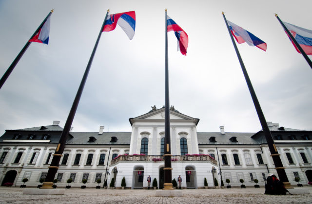 Prvýkrát si občania vyberali hlavu štátu v roku 1999, na čele Slovenska doteraz stáli štyria muži a jedna žena