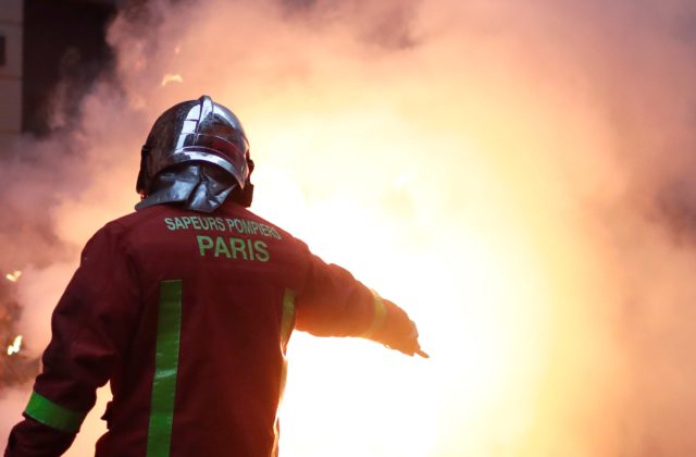 V Paríži došlo k silnému výbuchu, zrútila sa fasáda budovy a vypukol požiar (video)